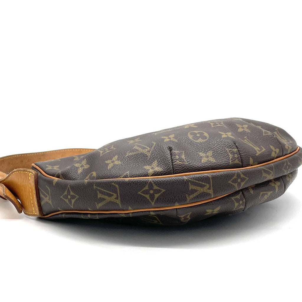 Louis Vuitton Croissant MM Monogram Canvas