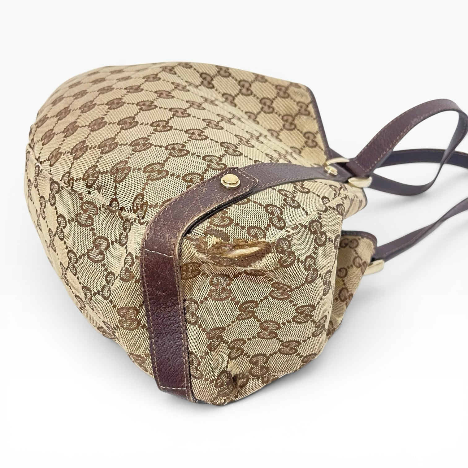 Túi xách The Vintage Mansion Gucci GG canvas họa tiết monogram với chi tiết da nâu và quai đeo vai
