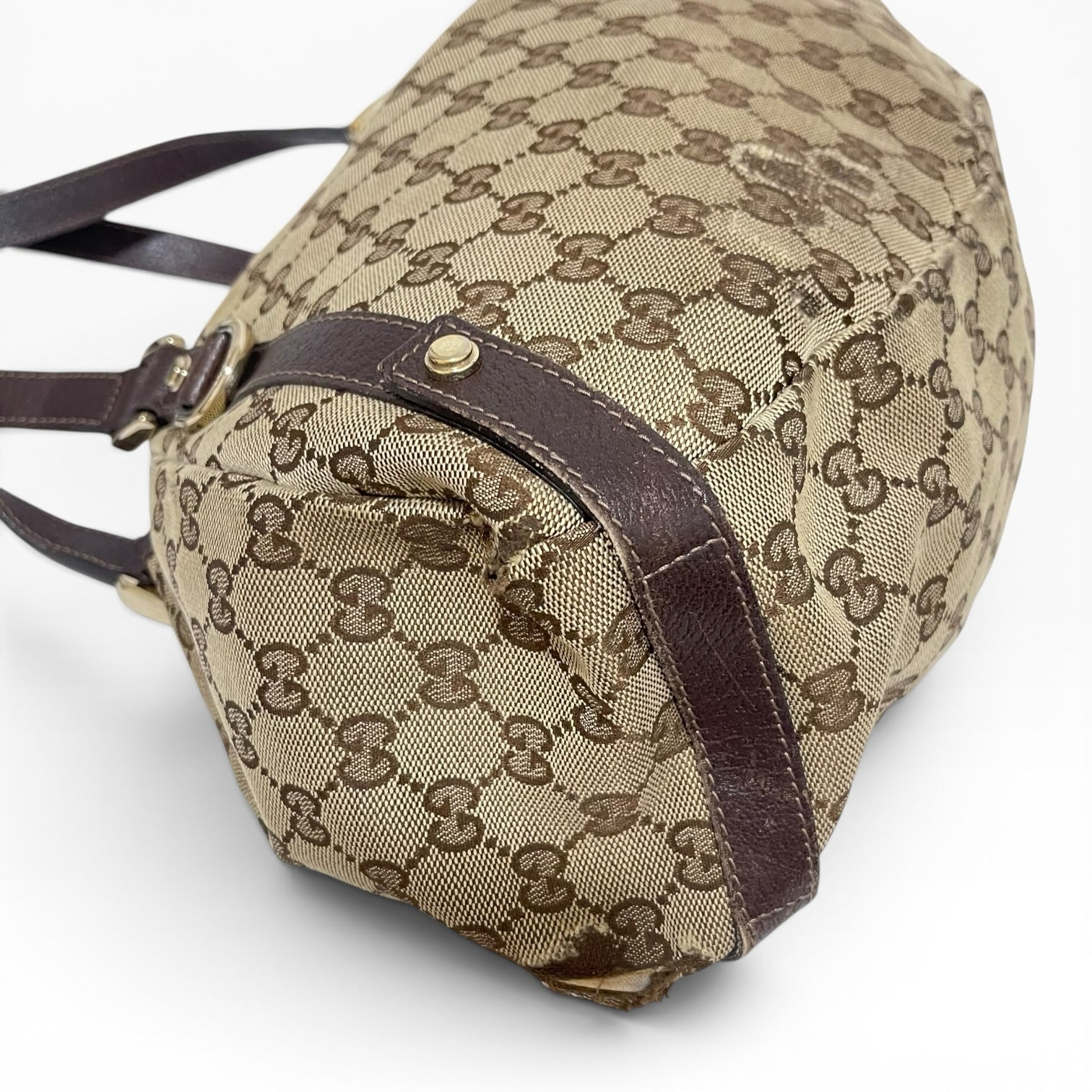 Túi xách The Vintage Mansion Gucci GG Canvas họa tiết monogram màu be với chi tiết da nâu sang trọng