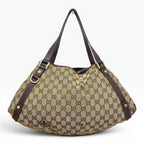 Túi xách The Vintage Mansion Gucci GG canvas màu be với chi tiết da nâu và phần cứng kim loại sang trọng