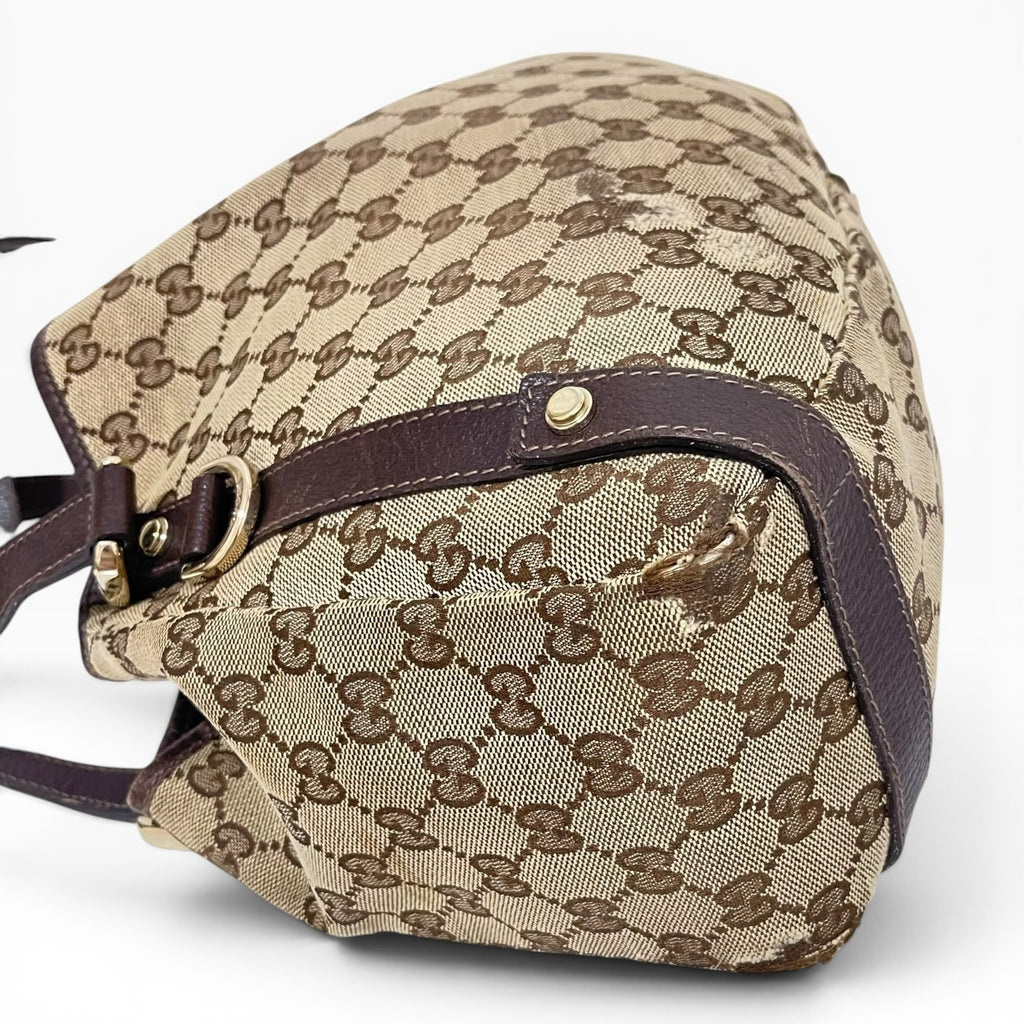 Túi đeo vai The Vintage Mansion Gucci GG canvas màu be với chi tiết da nâu sang trọng và phần cứng kim loại