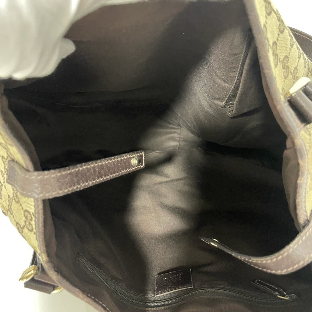 Nội thất túi đeo vai The Vintage Mansion Gucci GG Canvas với lớp lót vải màu nâu và ngăn khóa kéo tiện lợi