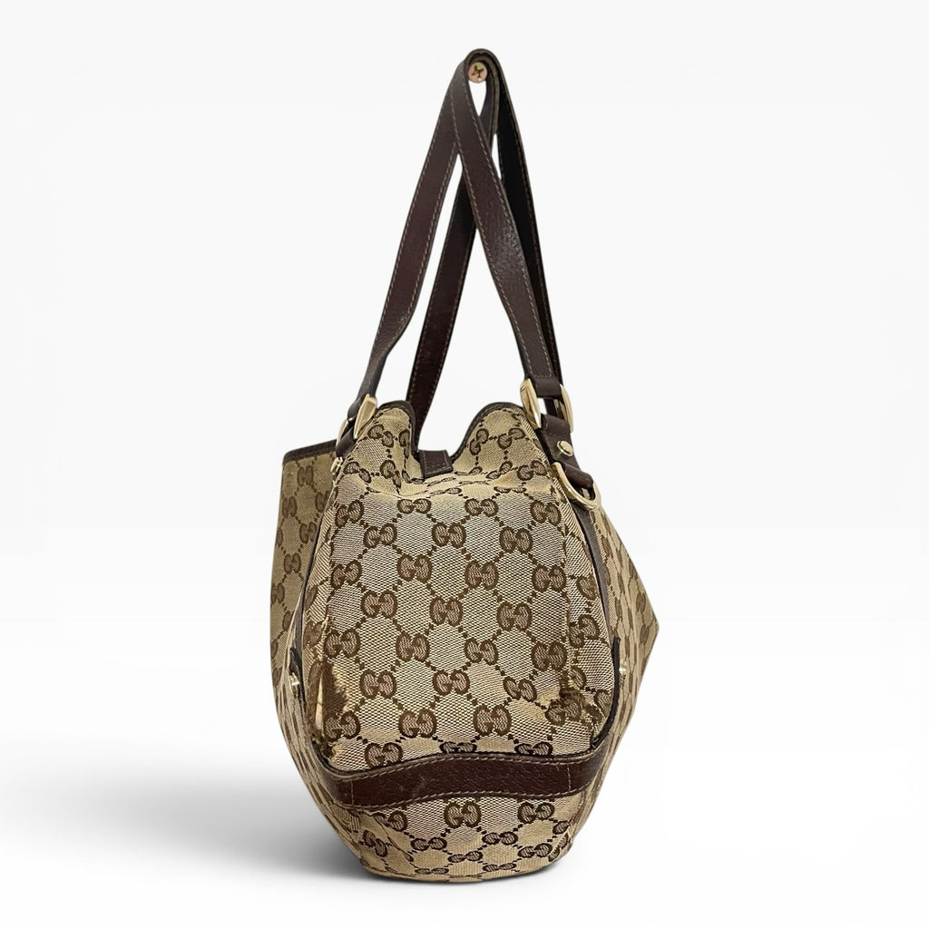 Túi xách Gucci Monogram Canvas từ The Vintage Mansion với họa tiết GG đặc trưng, viền da nâu và quai đeo sang trọng.