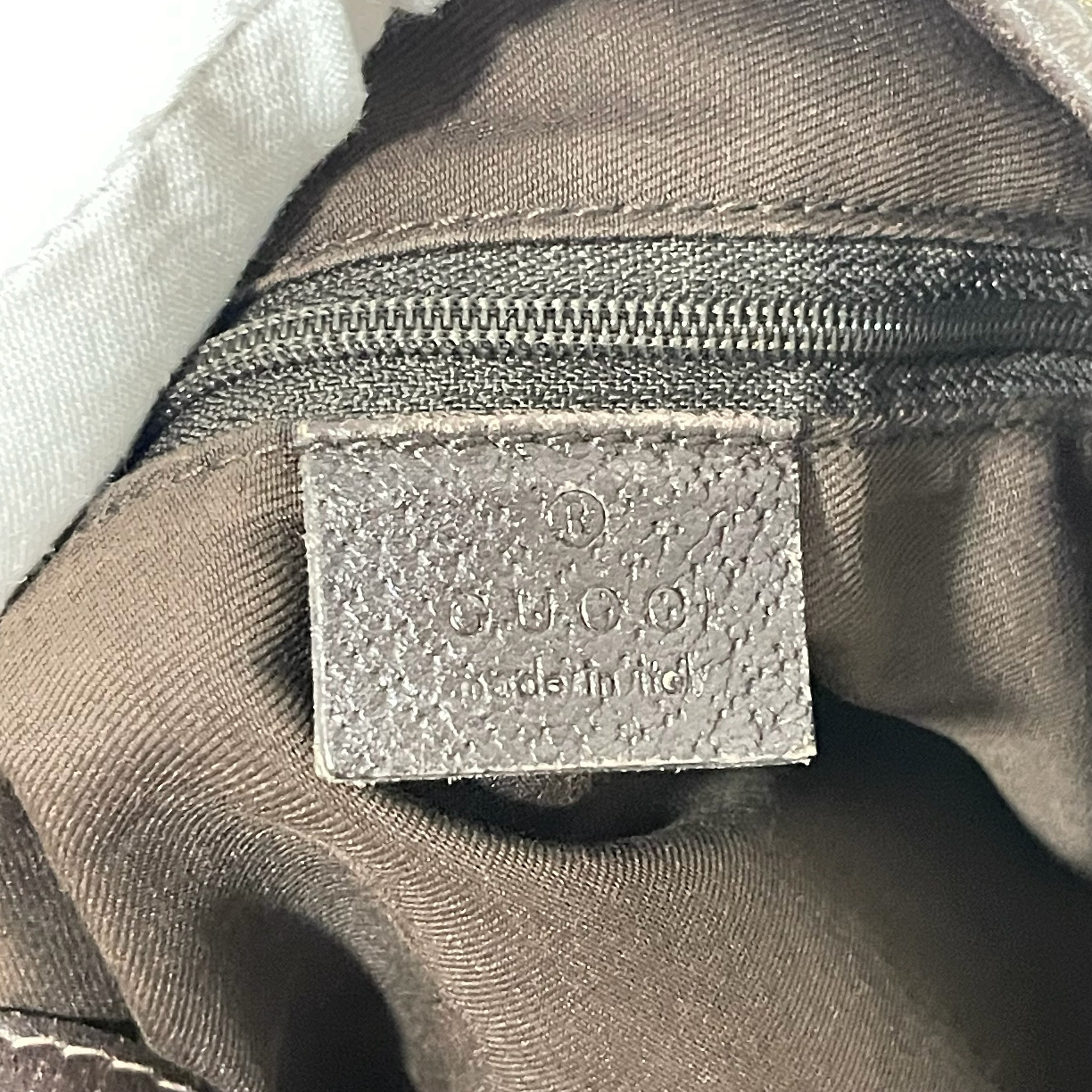 Nhãn da bên trong túi Gucci Monogram Canvas của The Vintage Mansion với dòng chữ dập nổi Made in Italy